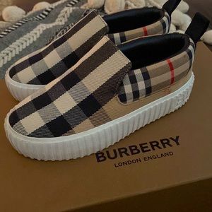 Authentic BURBERRY slide on. Kids Sz 1Y. Worn twice. In PERFECT condition.